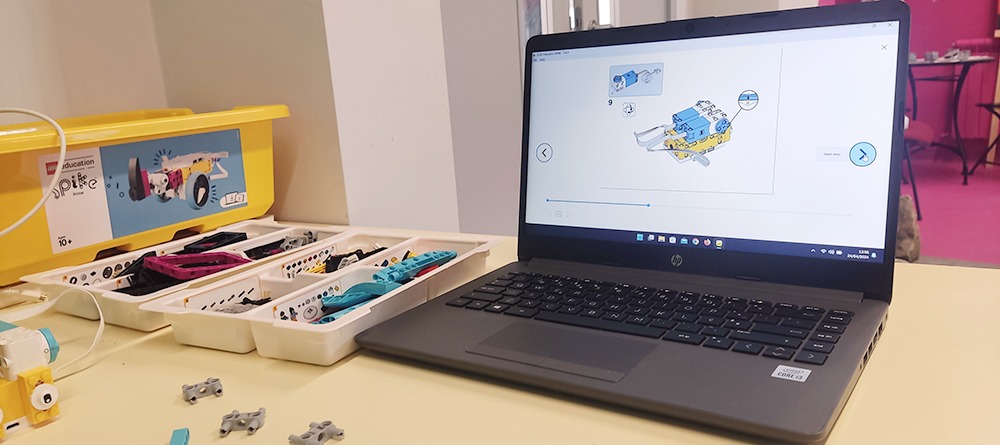 Kit LEGO Education SPIKE Prime e computador utilizado na programação